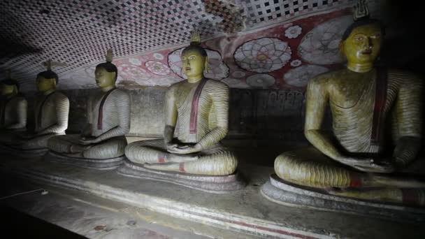 Rad av buddha statyer i gammal grottemplet. Sri lanka, dambulla — Stockvideo