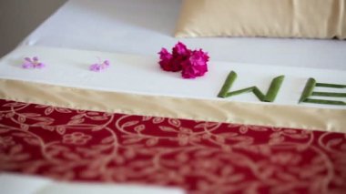 resim yazısı - otel Yatakta hoş geldiniz