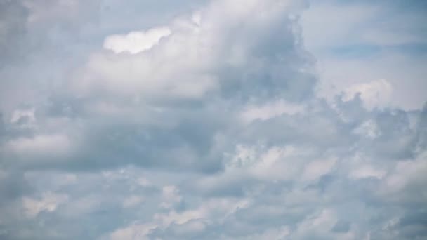 Дневное облачное небо с кучевыми облаками — стоковое видео
