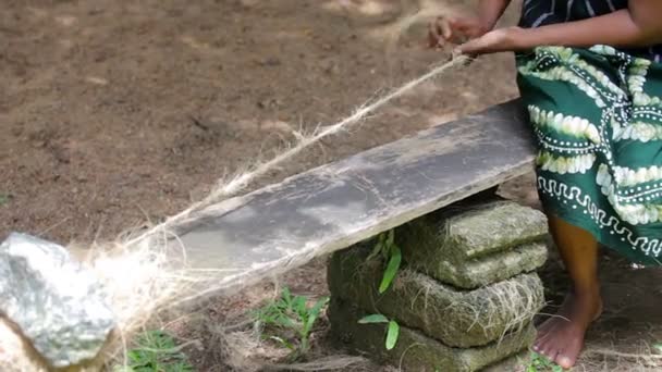 Att göra kokos rep från kokos fiber - traditionellt sätt — Stockvideo