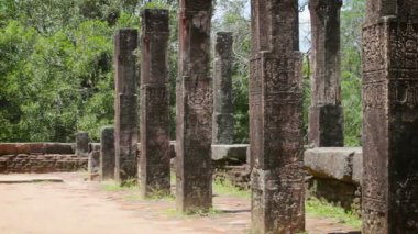 anuradhapura eski yıkık tapınağın sütunları