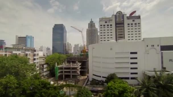 Бангкок - річних 14: сучасних будівель міста центр вид з вікна mrt skytrain 14, Квітень 2013 в Бангкоку, Таїланд. на mrt обслуговує більш ніж 240000 пасажирів кожен день. — стокове відео