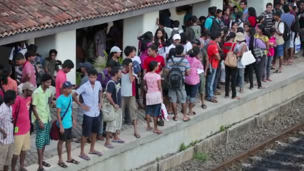 Bentota, sri lanka - maj 02: passagerare vänta på ett tåg på stationen på 02 maj 2013 i Hikkaduwa, sri lanka. Sri lanka järnvägar en länkning colombo och många tätorter och destinationer. — Stockvideo