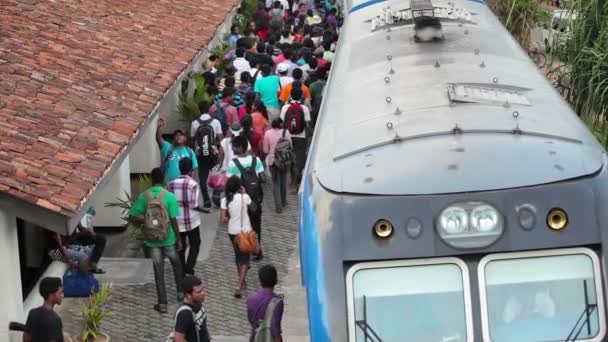 Bentota, sri lanka - maj 02: passagerare ombord på tåget på stationen på 02 maj 2013 i Hikkaduwa, sri lanka. Sri lanka järnvägar en länkning colombo och många tätorter och turistmål — Stockvideo