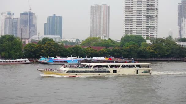 BANGKOK - 12 DE ABR: Gran barco turístico pasa el río Bangkok el 12 de abril de 2013 en Bangkok, Tailandia. Tour por el río es una atracción turística popular en Bangkok . — Vídeos de Stock