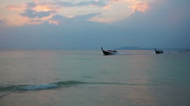 Denizde akşam gidiş geleneksel Tay tekne