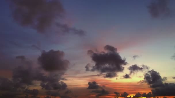 Vackra timelapsed sunrise genom molnen — Stockvideo