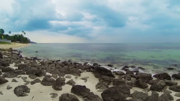 Playa tropical rocosa — Vídeo de stock