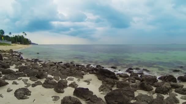 Praia tropical rochosa — Vídeo de Stock