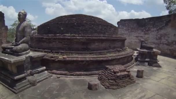 Wahrzeichen von sri lanka. zerstörte buddhistische Tempelanlage. — Stockvideo