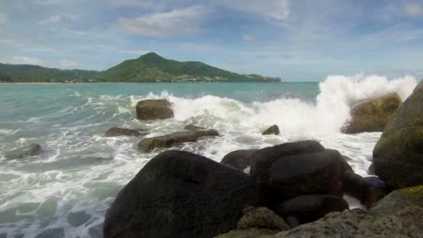 Baie de la mer avec de grandes pierres. Thaïlande, Kamala 