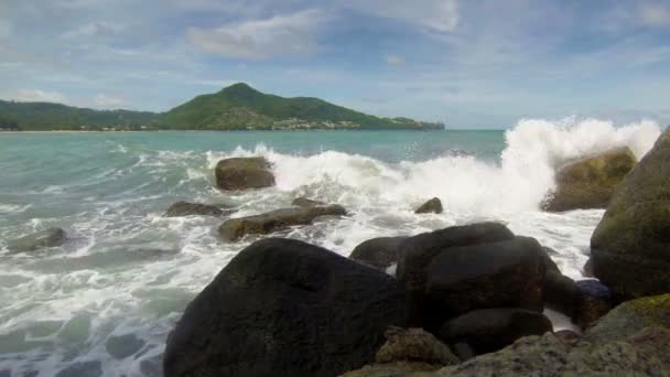 Baia di mare con grandi pietre. Thailandia, Kamala — Video Stock