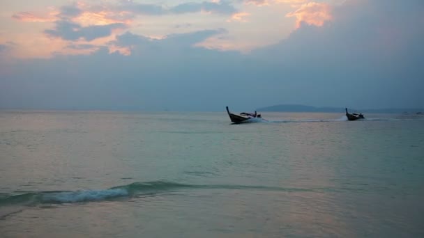 Традиционная тайская лодка отправляется в море вечером — стоковое видео