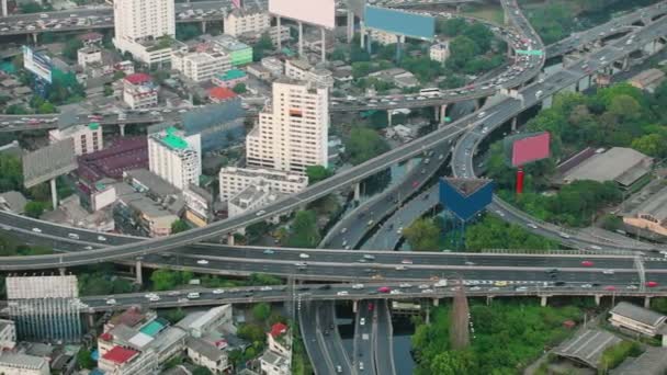 Het verkeer kruispunt in de grote stad van een bird's vlucht — Stockvideo