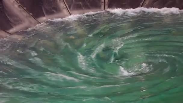 Hidromasaje enorme artificial - tazón de cristal con agua en movimiento — Vídeos de Stock