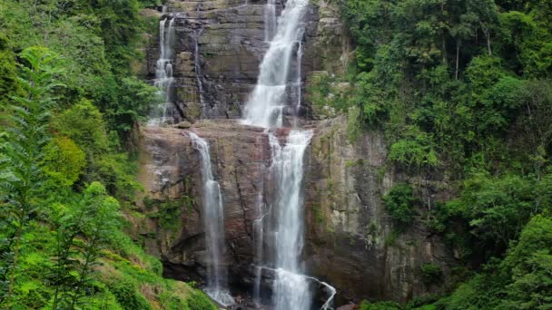 Una gran cascada hermosa en la selva tropical — Vídeo de stock