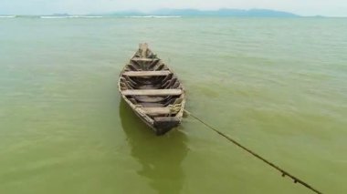 sahilinde eski basit ahşap balıkçı teknesi