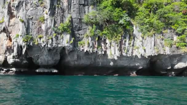 Rocas calcáreas en la bahía tropical. Tailandia . — Vídeo de stock