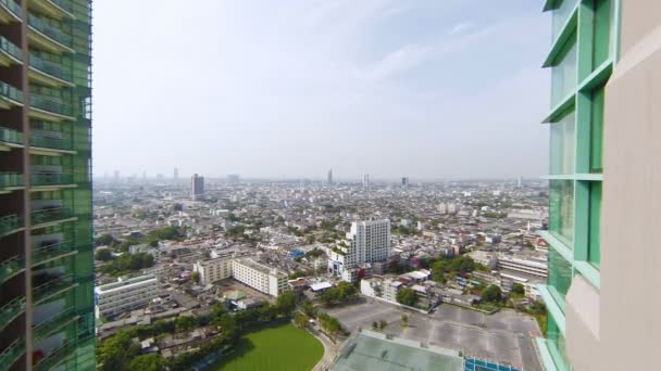 Vista de la ciudad entre las dos casas — Vídeo de stock