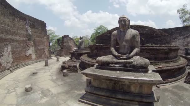 放棄された古代の仏教寺院の内部。スリランカ — ストック動画