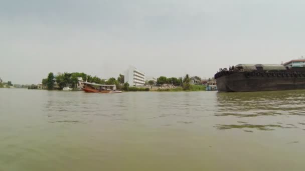 Nagy árut fuvarozó teherautóknak a riveren. Thaiföld, Ayutthaya — Stock videók