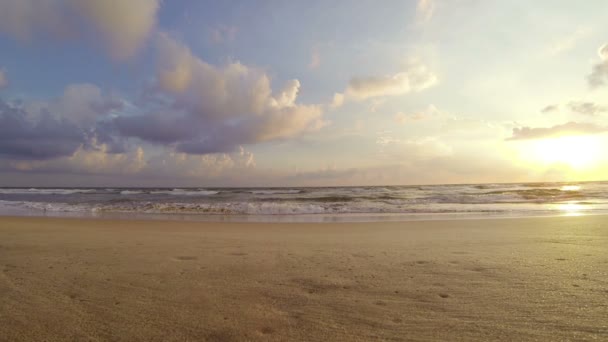 Surf en el mar y hermoso cielo con nubes — Vídeo de stock