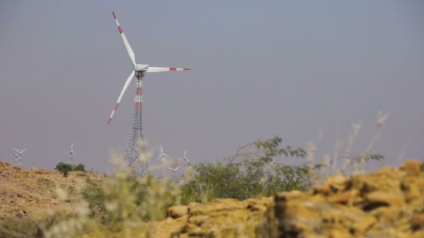 Turbiny wiatrowe w indyjskich pustyni — Wideo stockowe