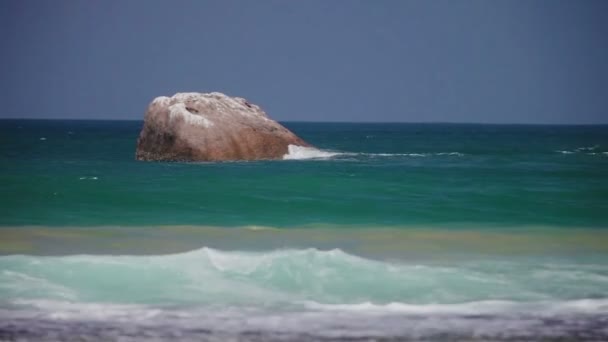 Una gran piedra en la bahía del mar — Vídeos de Stock