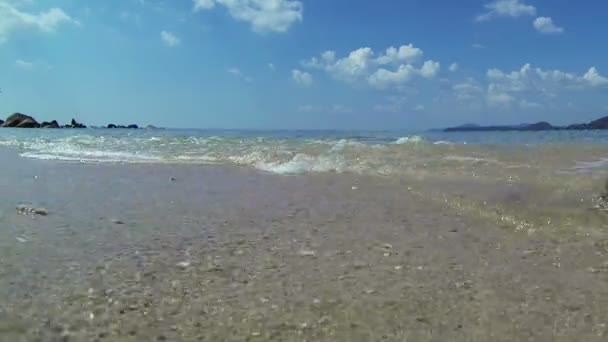 Surfe no mar - o fluxo de água sobre — Vídeo de Stock