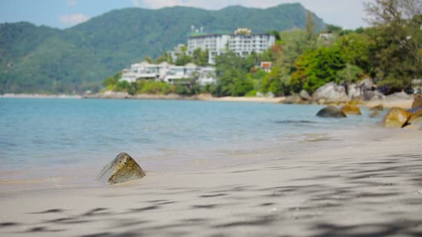 Spiaggia di mare solitario con alberghi sullo sfondo — Video Stock