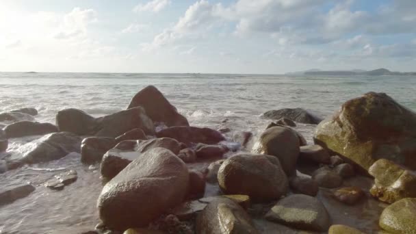 Βίντεο 1920 x 1080 - surf θάλασσα και μεγάλους βράχους στην ακτή — Αρχείο Βίντεο