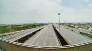 video 1920 x 1080 - banliyö karayolu. Tren penceresinden görünümü