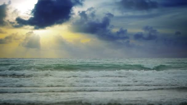 Video 1080p - Hermoso cielo con rayos solares sobre el mar — Vídeo de stock