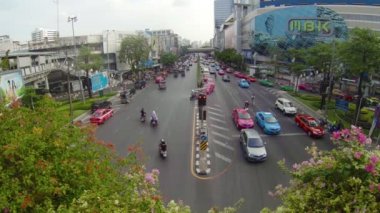 Bangkok, Tayland - Nisan 4: şehir merkezine yakın mbk alışveriş merkezi Mar 4, Bangkok, Tayland 2013 tarihinde trafikte araba. Bu arya alışveriş merkezleri konsantrasyonu nedeniyle popüler.