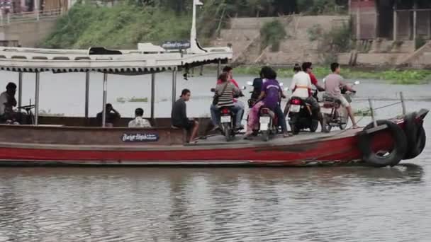 AYUTTHAYA, THAILAND - APR 1: People on motorbikes cross a river on a small wooden ferry on Apr 11, 2013 in Ayutthaya, Thailand. Ferries are common transport in the old city Ayutthaya island. — Stock Video