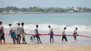 hikkaduwa, sri lanka - Nis 26: yerel balıkçılar çekin net okyanusun üzerinde Nisan 26, 2013 yılında hikkaduwa, sri lanka. Erkekler için bir ortak balıkçılık toplanan