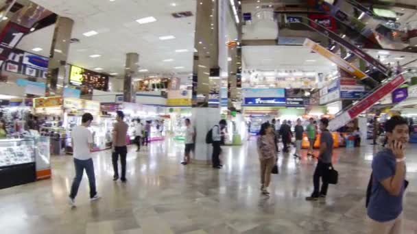 BANGKOK - APR 14: Customer walking inside of MBK shopping center on Apr 14, 2013 in Bangkok, Thailand. The center contains around 2,000 shops, restaurants and service outlets — Stock Video