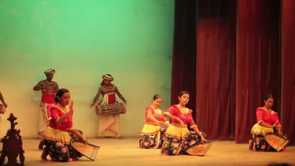 Kandy, sri lanka - apr 16: vrouwelijke dansers voeren traditionele kandyan dans op apr 16, 2013 in kandy, sri lanka. kandyan dans hoogtepunten van sri lanka cultuur. — Stockvideo