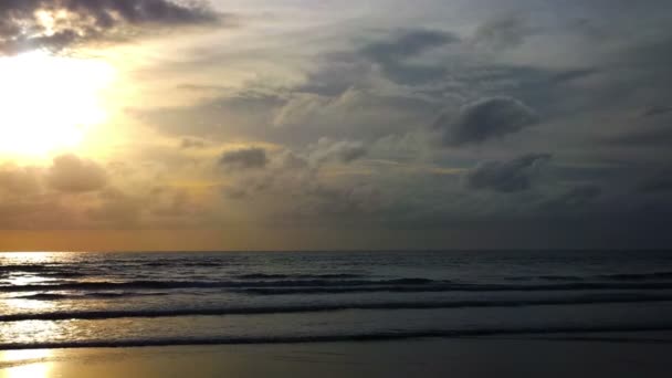 1920x1080 vidéo - Silhouette d'un homme courant sur la plage au coucher du soleil — Video