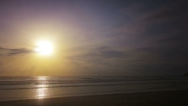 1920x1080 Video - wunderschöner Sonnenaufgang mit Strahlen über dem Ozean — Stockvideo