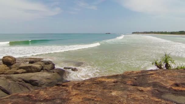 1920 x 1080 video - Visa från klipporna på den öde stranden. Sri lanka — Stockvideo