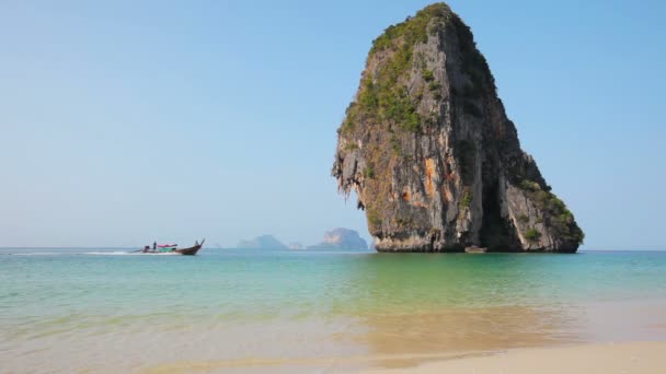 Vídeo 1920x1080 - Praia de Railayl com pedra calcária na Tailândia, Krabi — Vídeo de Stock