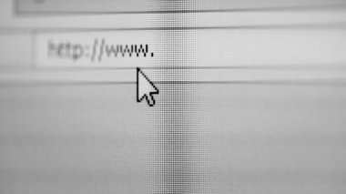video 1920 x 1080 - bilgisayar fare işaretçisini web tarayıcısının adres çubuğunda gösterir.
