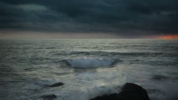 1920x1080 - Грозовое небо над океаном на закате — стоковое видео