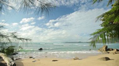 video 1920 x 1080 - ıssız güzel tropik sahil büyük taşlar