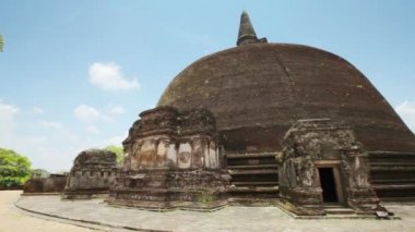 video 1920 x 1080 - yerler sri Lanka - eski kahverengi stupa. Polonnaruwa