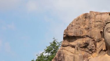 video 1920 x 1080 - avukana Buda heykeli, sri lanka - 40 feet (12 m) yüksek duran heykeli 5. yüzyılda granit kayadan oyulmuş.