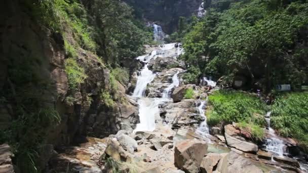 Видео 1920x1080 - Горный водопад возле дороги, часто посещаемый туристами. Шри-Ланка — стоковое видео