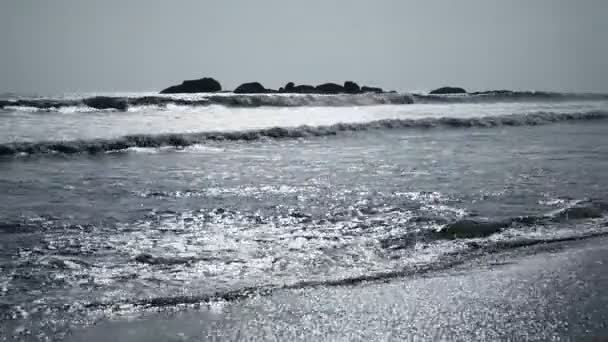 美しいキラキラと水しぶき夕方ビデオ 1920 x 1080 - 熱帯海海岸 — ストック動画