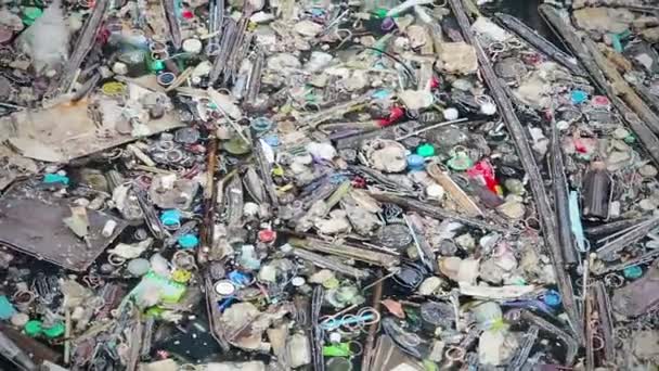 Video 1920x1080 - Los residuos de la gran ciudad contaminan el agua. Concepto medioambiental — Vídeos de Stock